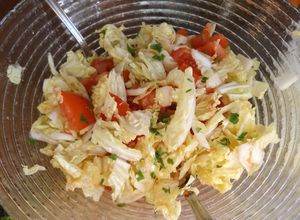 Foto principal de Ensalada sencilla de col china con cilantro
