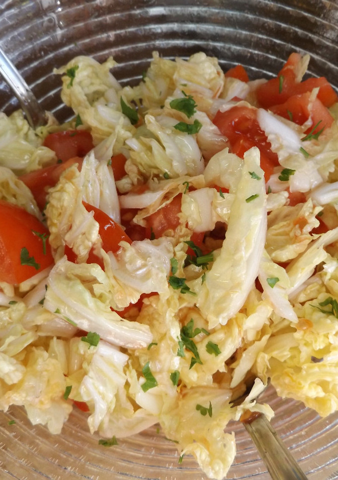 Una foto de Ensalada sencilla de col china con cilantro