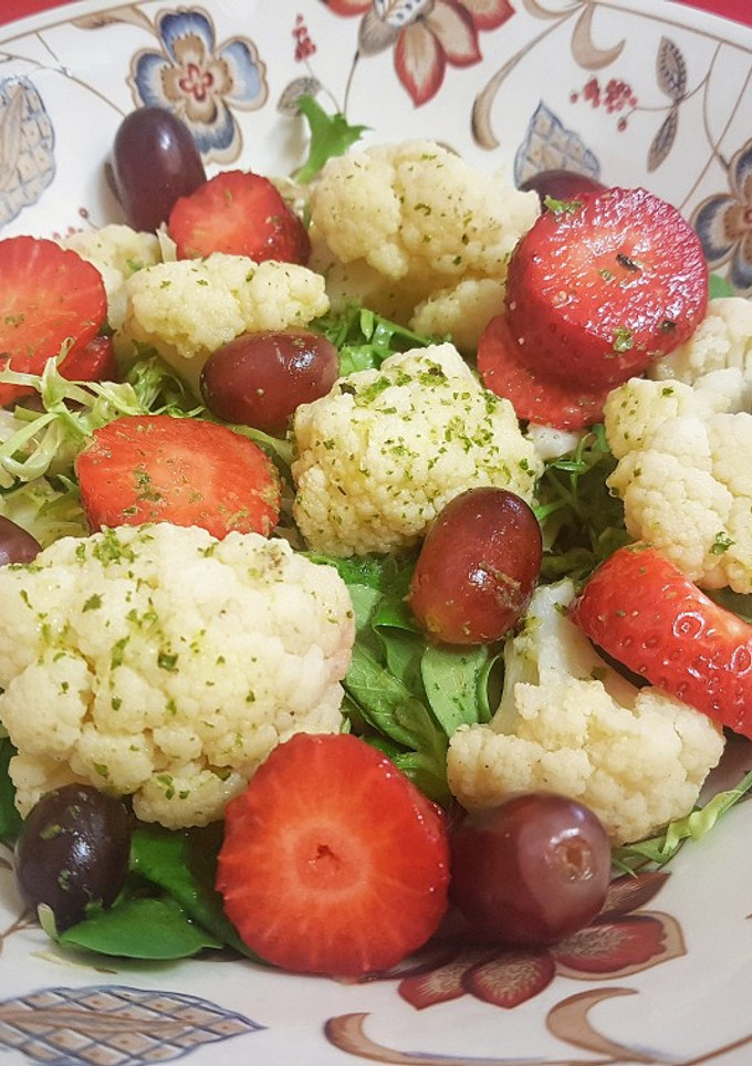 Una foto de Ensalada de coliflor con vinagreta de hierbabuena y naranja