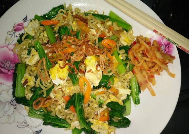 Indomie rebus kari ayam goreng ala mrs.manan