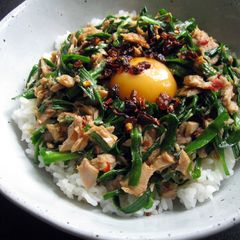 A picture of Spicy Garlic Chives & Tuna Rice Bowl.