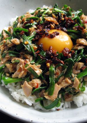 A picture of Spicy Garlic Chives & Tuna Rice Bowl.