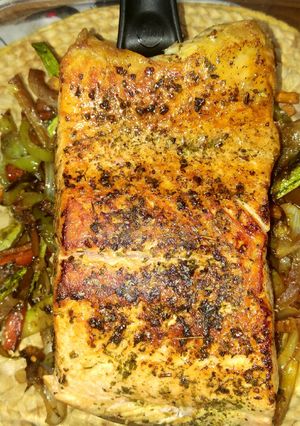 Una foto de Salmón a la essen con verduras salteadas!