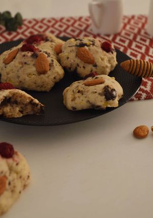 Une photo de Cookies briochés, chocolat, framboises et amandes