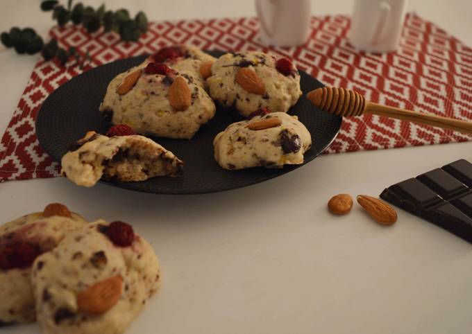 Cookies briochés, chocolat, framboises et amandes