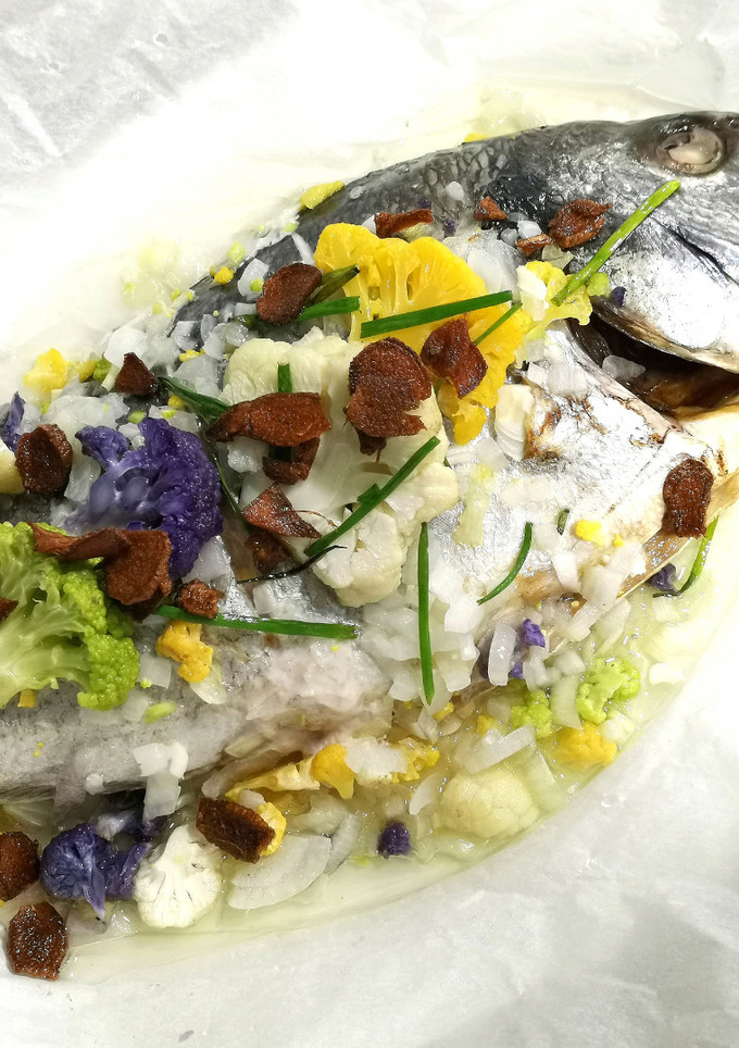 Una foto de Dorada en papillote con coliflor y aceite de jengibre