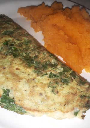 Una foto de Omelette de espinaca con puré de calabaza