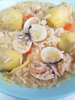 Una foto de Arroz de Pescado, almejas y verduras