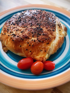 Una foto de Hojaldre de Camembert con jamón y cebolla