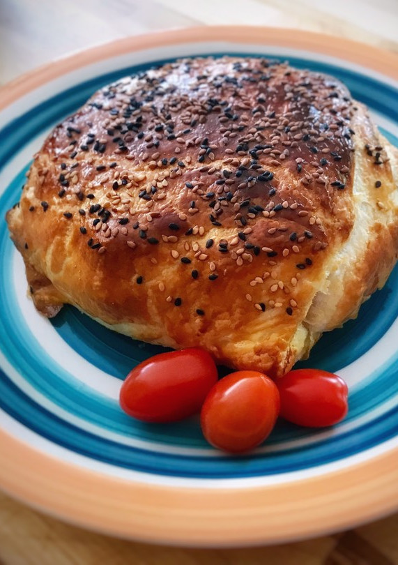 Una foto de Hojaldre de Camembert con jamón y cebolla