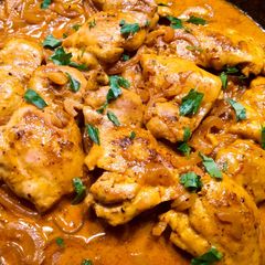A picture of Creamy saffron chicken.