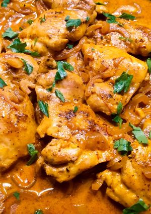 A picture of Creamy saffron chicken.
