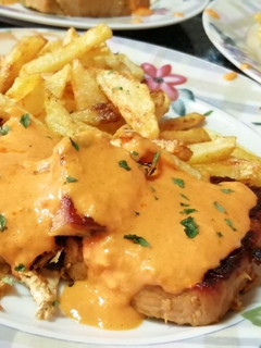 Una foto de Lomo Braseado con salsa de Piquillos