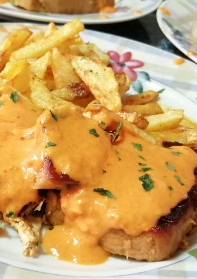 Una foto de Lomo Braseado con salsa de Piquillos