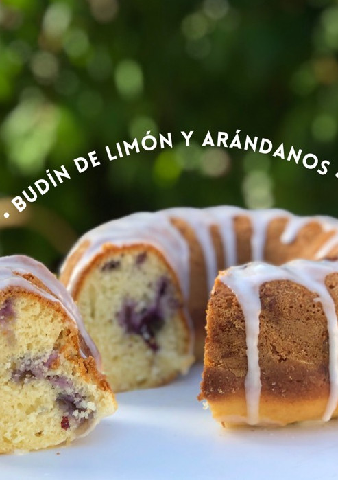 Una foto de •Budín de limón y arándanos •