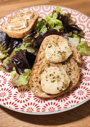 Une photo de Salade de toasts de chèvre chaud