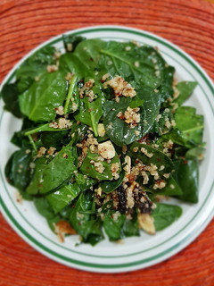 Una foto de Ensalada de espinaca con quinoa y jitomate deshidratado