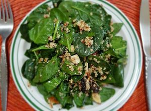 Una foto de Ensalada de espinaca con quinoa y jitomate deshidratado