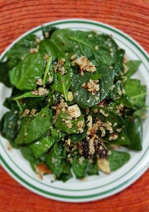Una foto de Ensalada de espinaca con quinoa y jitomate deshidratado