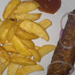 A picture of Fried turkey and potatoes chips.