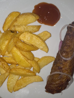 A picture of Fried turkey and potatoes chips.