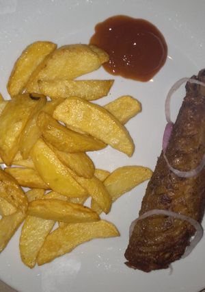 A picture of Fried turkey and potatoes chips.