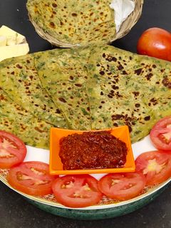 पालक पराठा (palak paratha recipe in hindi) रेसिपी मुख्य फोटो