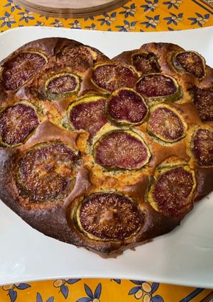 Une photo de Gâteau cœur ultra moelleux aux figues fraîches et fruits secs