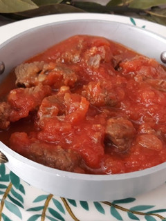 Una foto de Magro con tomate