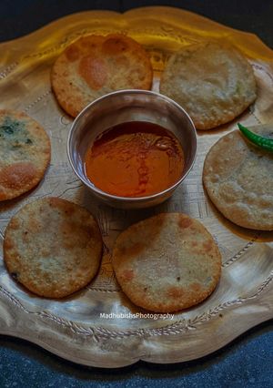 A picture of Bathua Aloo Kachori.