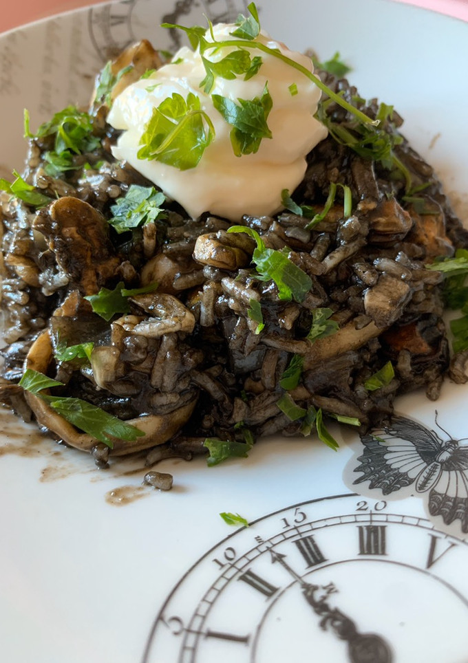 Una foto de Arroz negro con frutos del mar