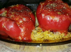 Una foto de Pimiento relleno con champiñones y cus cus (vegano)