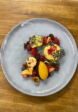 Zdjęcie przepisu Mango, marakuja, maliny, jadalna ziemia.