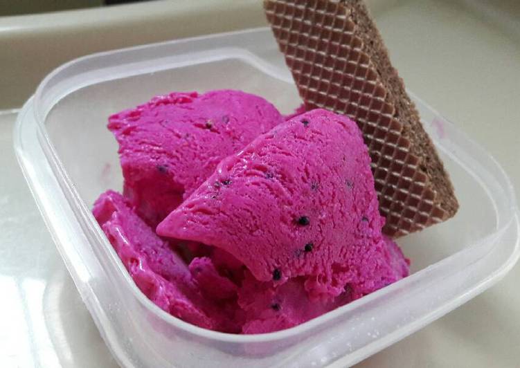 Langkah Mudah untuk Menyiapkan Es krim buah naga yang Bikin Ngiler