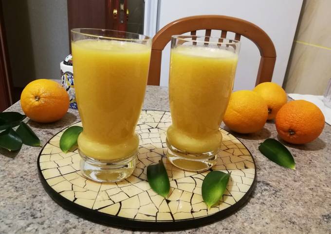 Batido de naranja y plátano con tejas de chocolate