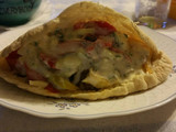 Pita rellena de carne verduras y salsa de yogur