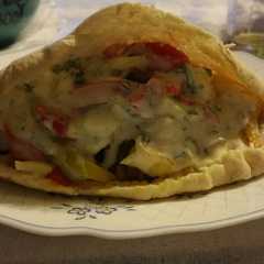 Foto principal de Pita rellena de carne verduras y salsa de yogur