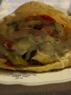 Una foto de Pita rellena de carne verduras y salsa de yogur