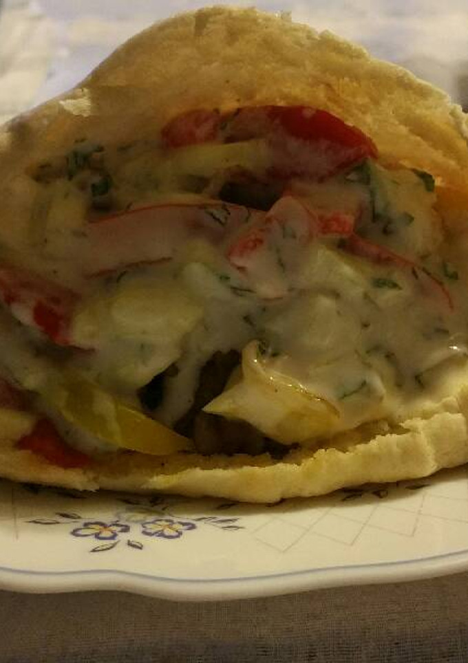 Una foto de Pita rellena de carne verduras y salsa de yogur