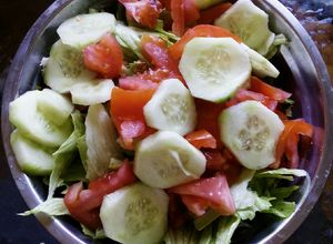 Una foto de Ensalada de Lechuga, Tomate y Pepino