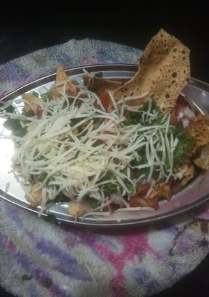 ચીઝી પાપડ સલાડ (Cheesy Masala Papad Recipe in Gujarati) રેસીપી મુખ્ય ફોટો