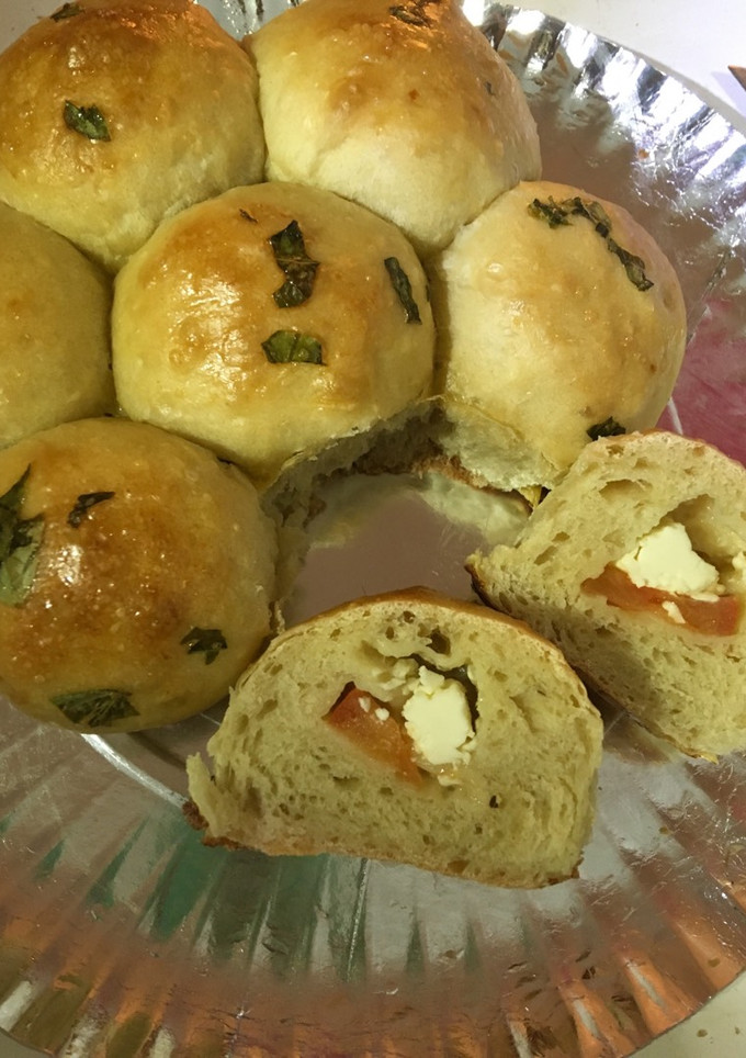 Una foto de Bollitos de queso feta, tomate y albahaca