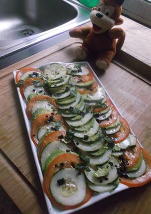 Foto principal de Ensalada a rodajas con escamas de sal negra