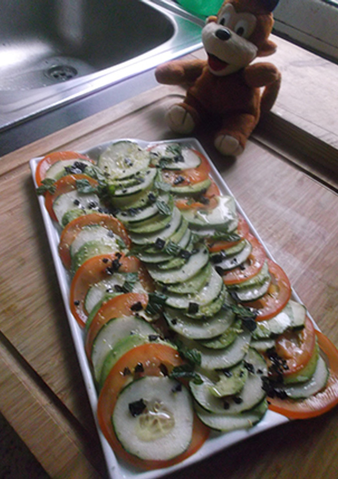 Una foto de Ensalada a rodajas con escamas de sal negra