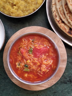 સેવ ટામેટા નું શાક (Sev Tameta Shak Recipe In Gujarati) રેસીપી મુખ્ય ફોટો