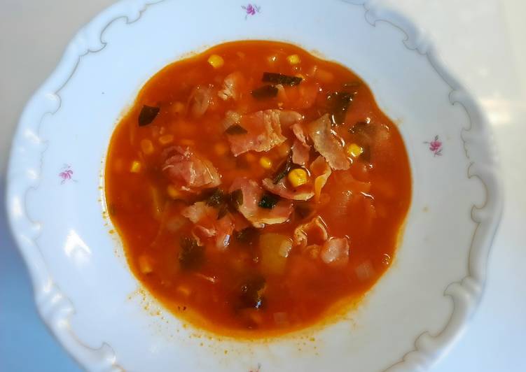 Мексиканский томатный суп с беконом и фасолью