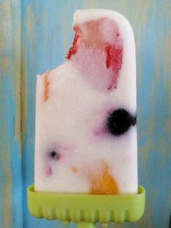 Una foto de Paletas de yogurt y frutas