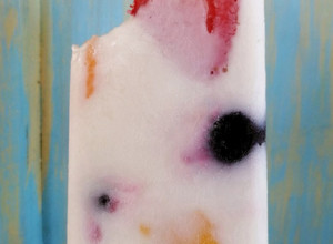 Una foto de Paletas de yogurt y frutas