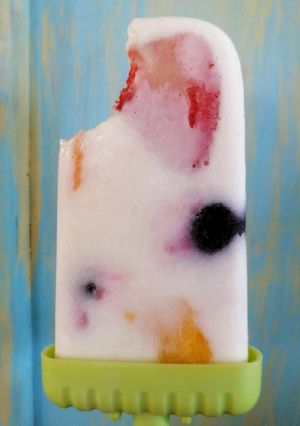 Una foto de Paletas de yogurt y frutas
