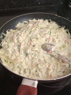 Una foto de Espaguettis de calabacín con nata y bacon